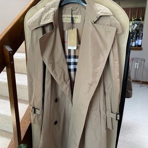 Women’s Burberry belted Trench Coat w/removable hood.